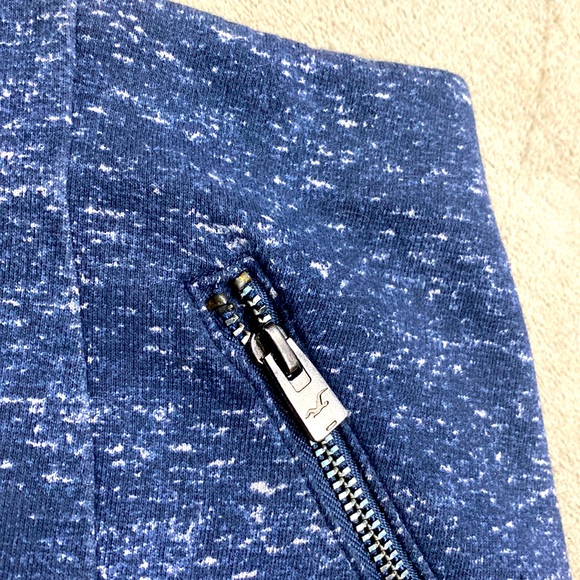 Hollister Elastic Waist Navy Blue White Zipped Pockets Women's Skirt Size Small! - Picture 2 of 8